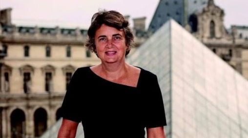 Directora del Louvre ofrece su renuncia tras escándalo por robo de joyas