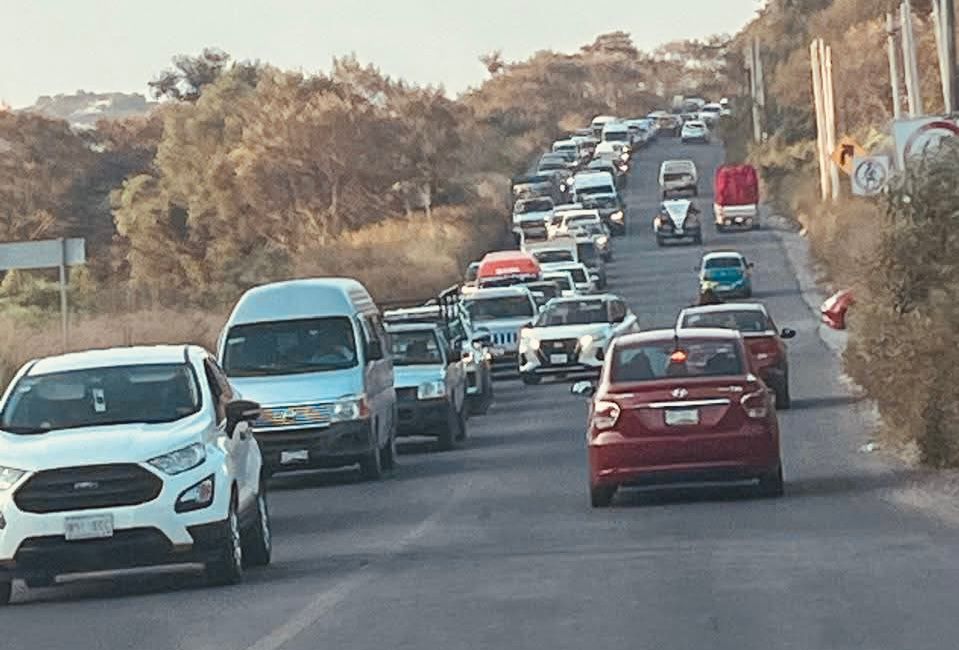Saturación vehicular en accesos a Atlixco por alta afluencia al Valle de Catrinas