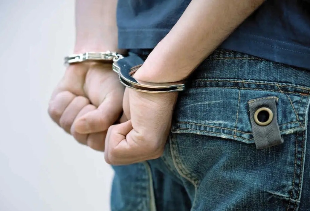 Menor de 11 años es detenido por dispararle a su madre en CDMX 