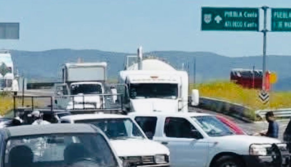 Campesinos de Morelos bloquean la autopista Siglo XXI a la altura de Amayuca