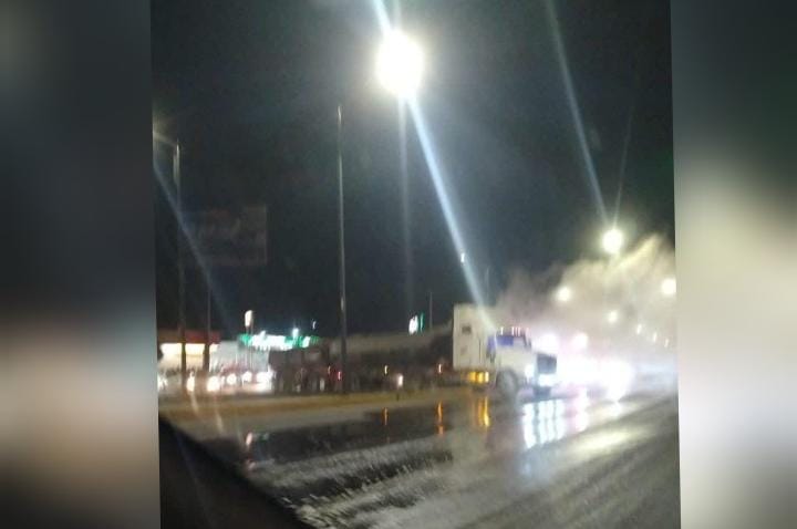 Choque entre dos tráileres sobre Periférico-Ecológico mantiene cierre de vialidad tras derrame de combustible