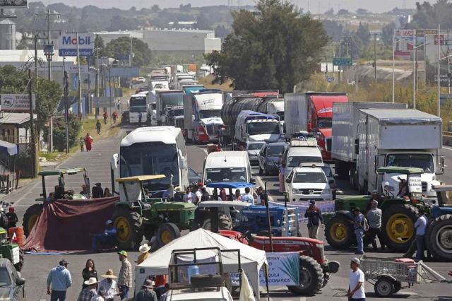 Campesinos levantan bloqueos en Michoacán y Sinaloa por Día de Muertos