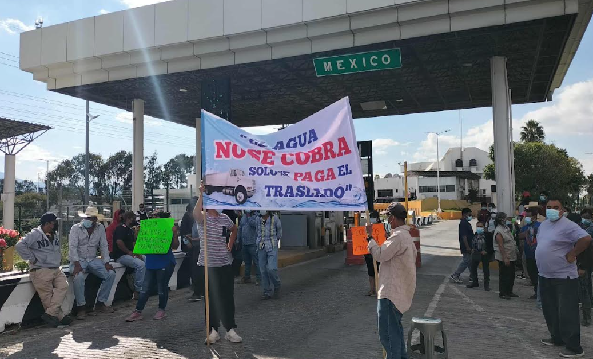 Toma intermitente de la caseta de peaje en Tehuacán; exigen reanudar distribución de agua