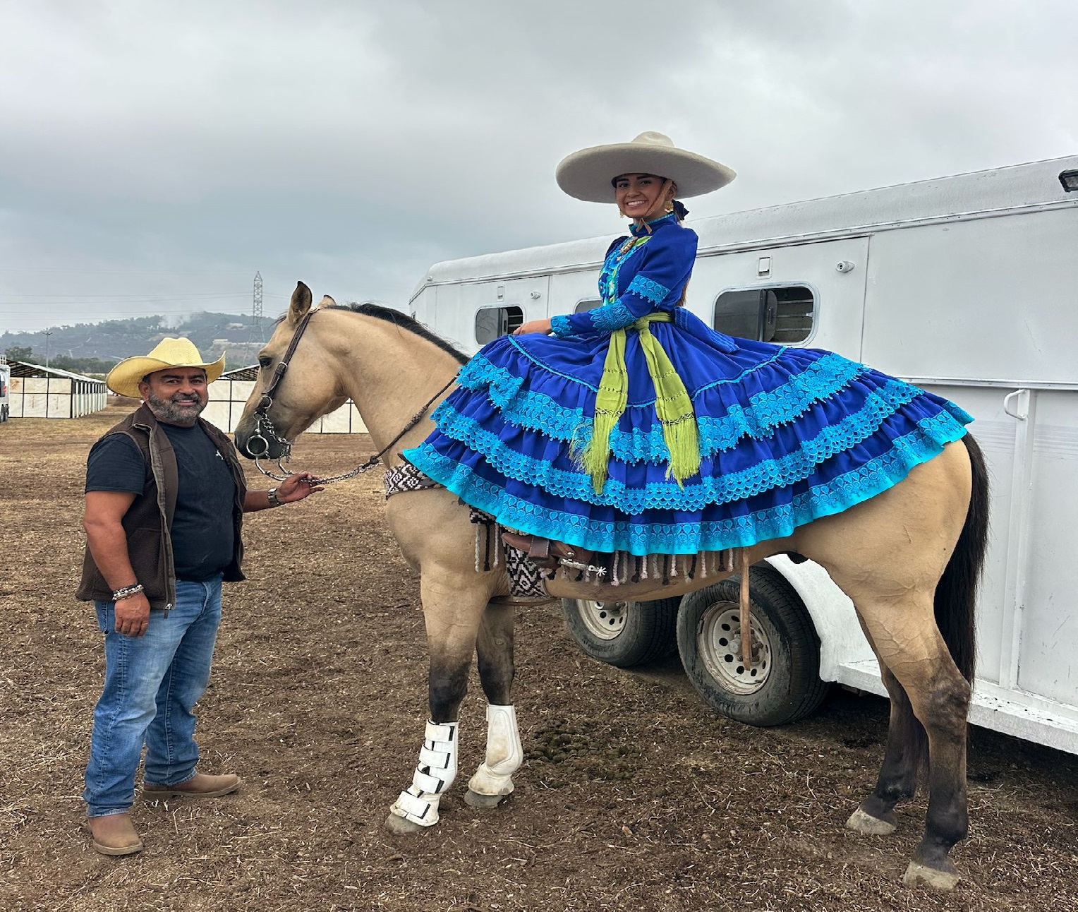 VIDEO Poblana participa en evento de Charrería contra el Cáncer en USA