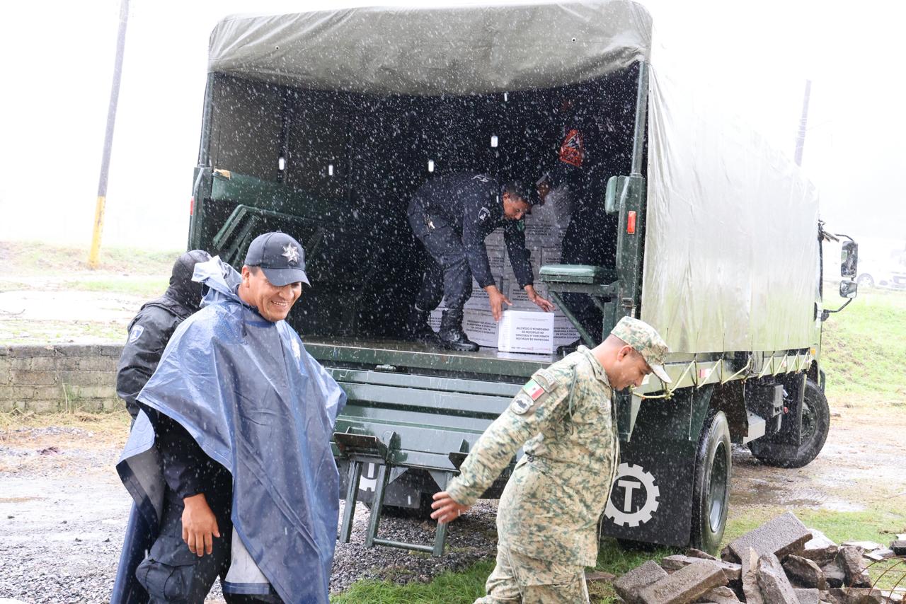 Fuerzas armadas, con sensibilidad y prontitud, atienden a la población afectada en la Sierra Norte