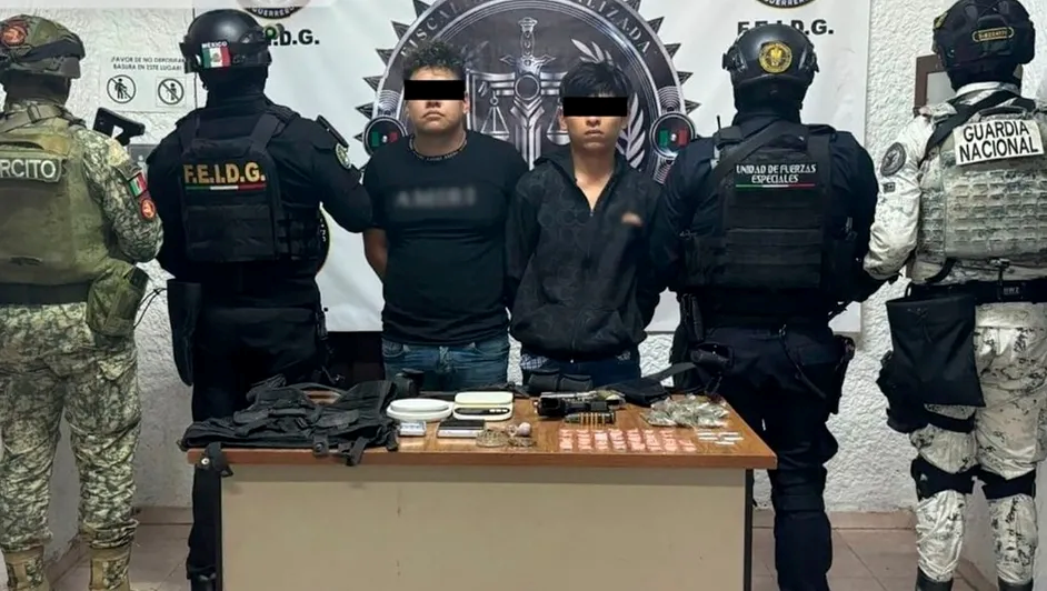Detienen en Guerrero a dos hombres con armas de fuego y droga