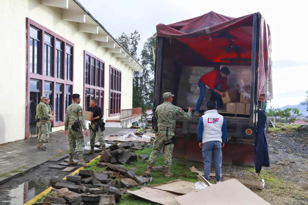 Entrega Chedraui apoyo alimentario a damnificados de Huauchinango