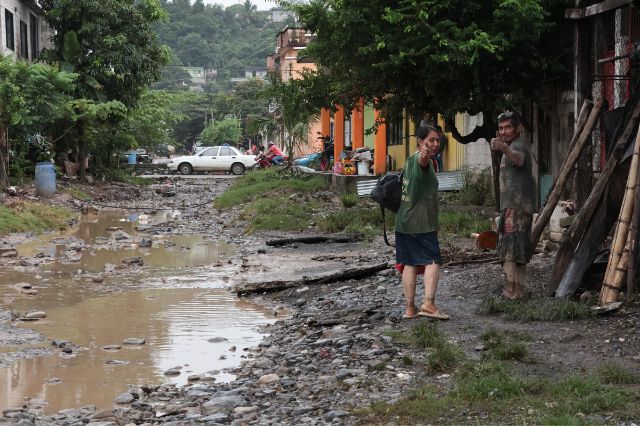 CNDH dona 70 millones de pesos a damnificados por lluvias en México