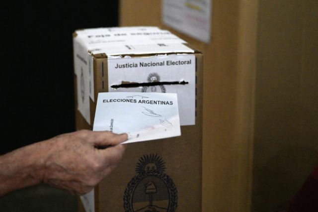 Argentina concluye elecciones legislativas; Milei busca mayoría