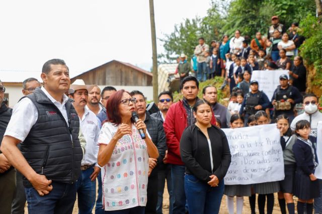 Con módulos de maquinaria, Gobierno de Puebla abre caminos afectados por deslaves en Eloxochitlán