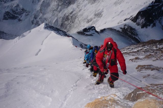 Pánico en el Everest: ventisca deja atrapados a cientos de excursionistas