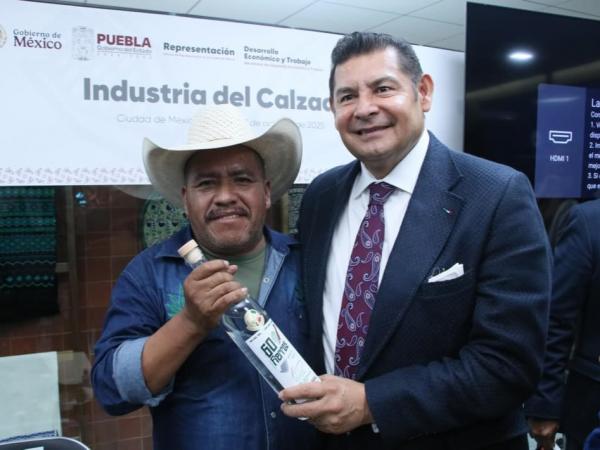 Mezcal poblano gana máxima puntuación mundial en Spirits Selection 2025