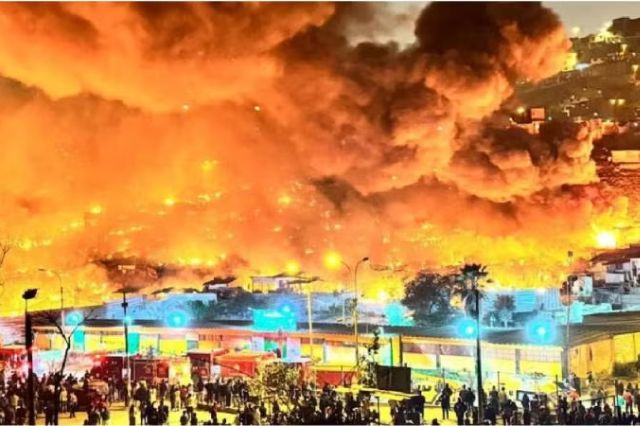Declaran emergencia en Lima tras incendio que dejó 500 damnificados