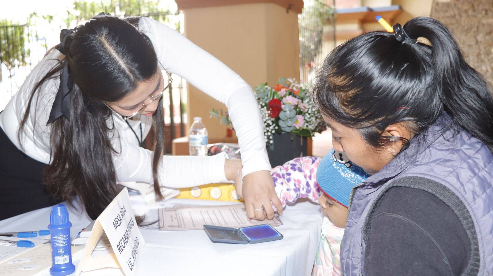 Entregan actas de nacimiento gratuitas a niños y adultos mayores en Tehuacán