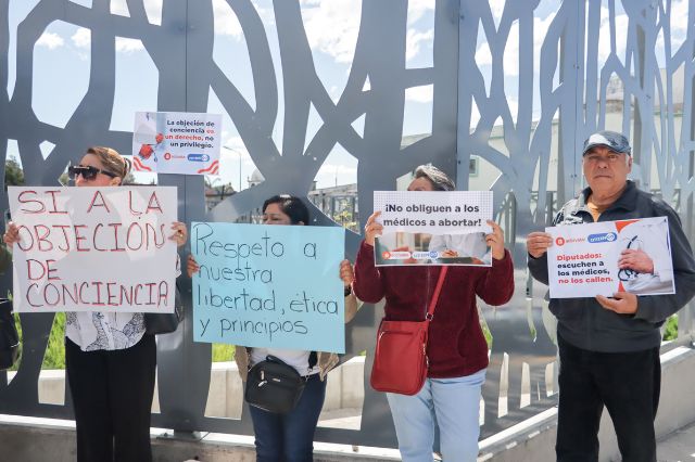Médicos protestan en Congreso de Puebla por objeción de conciencia