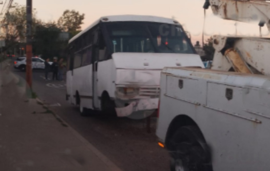 Microbús se estrella en el camellón del Bachiller tras perder el eje delantero en Puebla