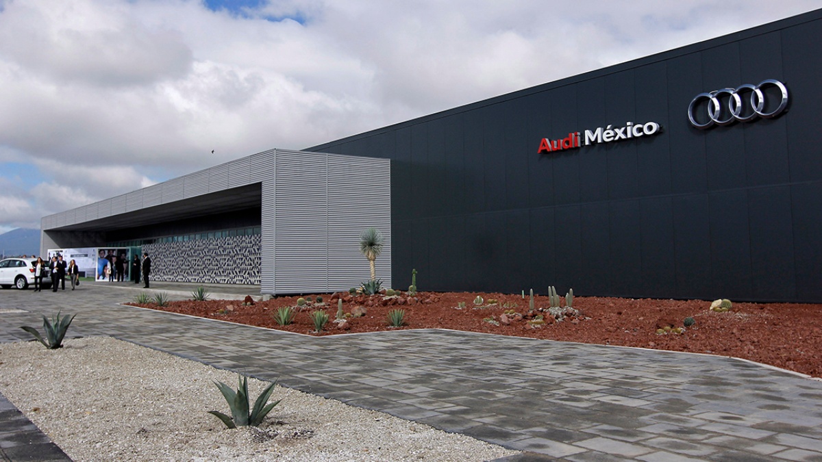Audi suspende operaciones en Puebla por bloqueos en autopistas y vías férreas
