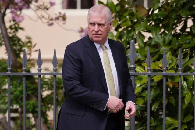 El rey Carlos retira títulos y honores al príncipe Andrés tras escándalo Epstein