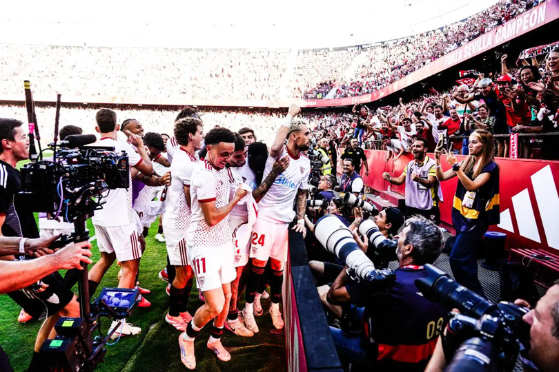 Paseo del Sevilla al Barcelona, al que derrota por goleada