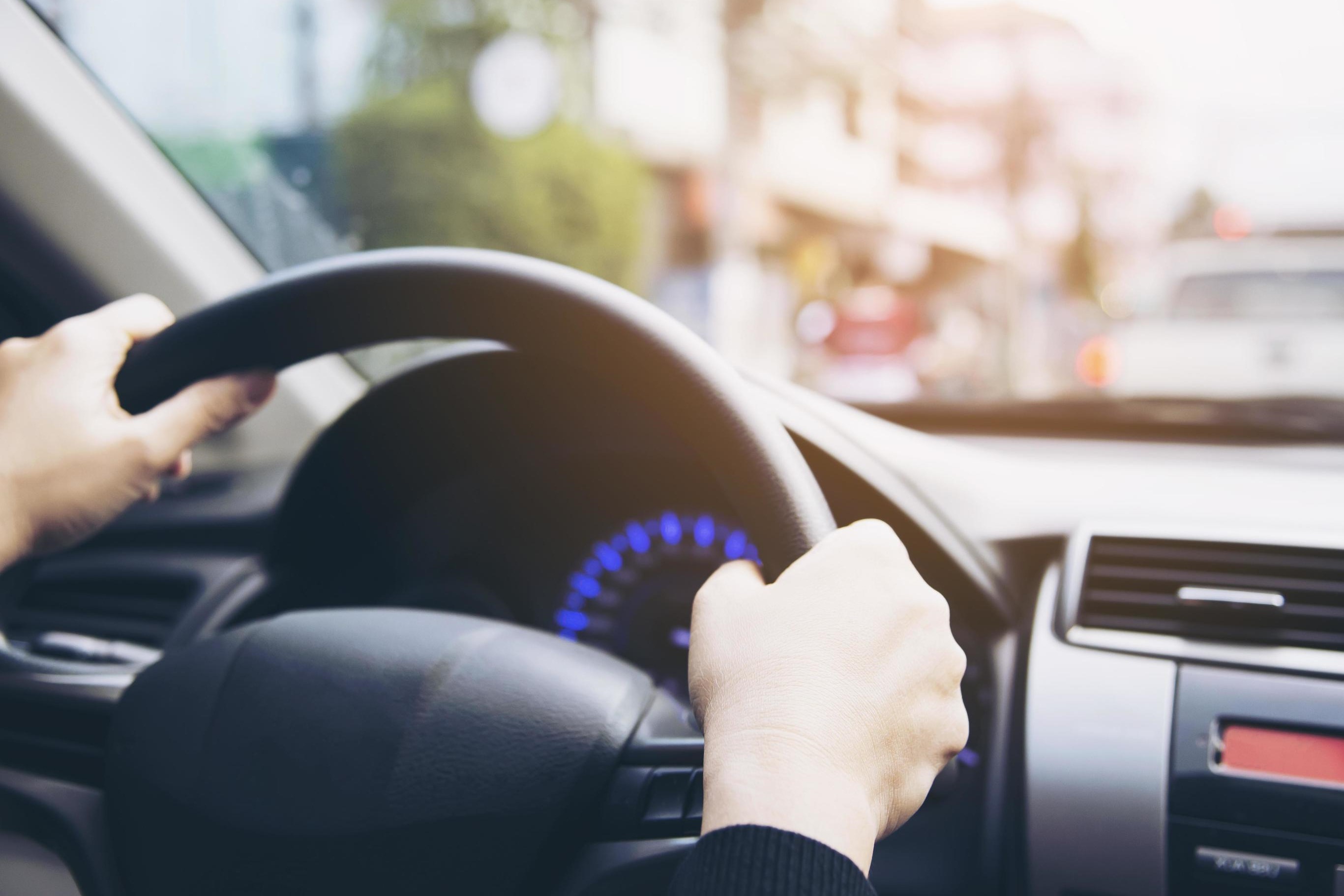 Joven presuntamente ebria conduce por los pasillos de la UTP y queda entre los árboles