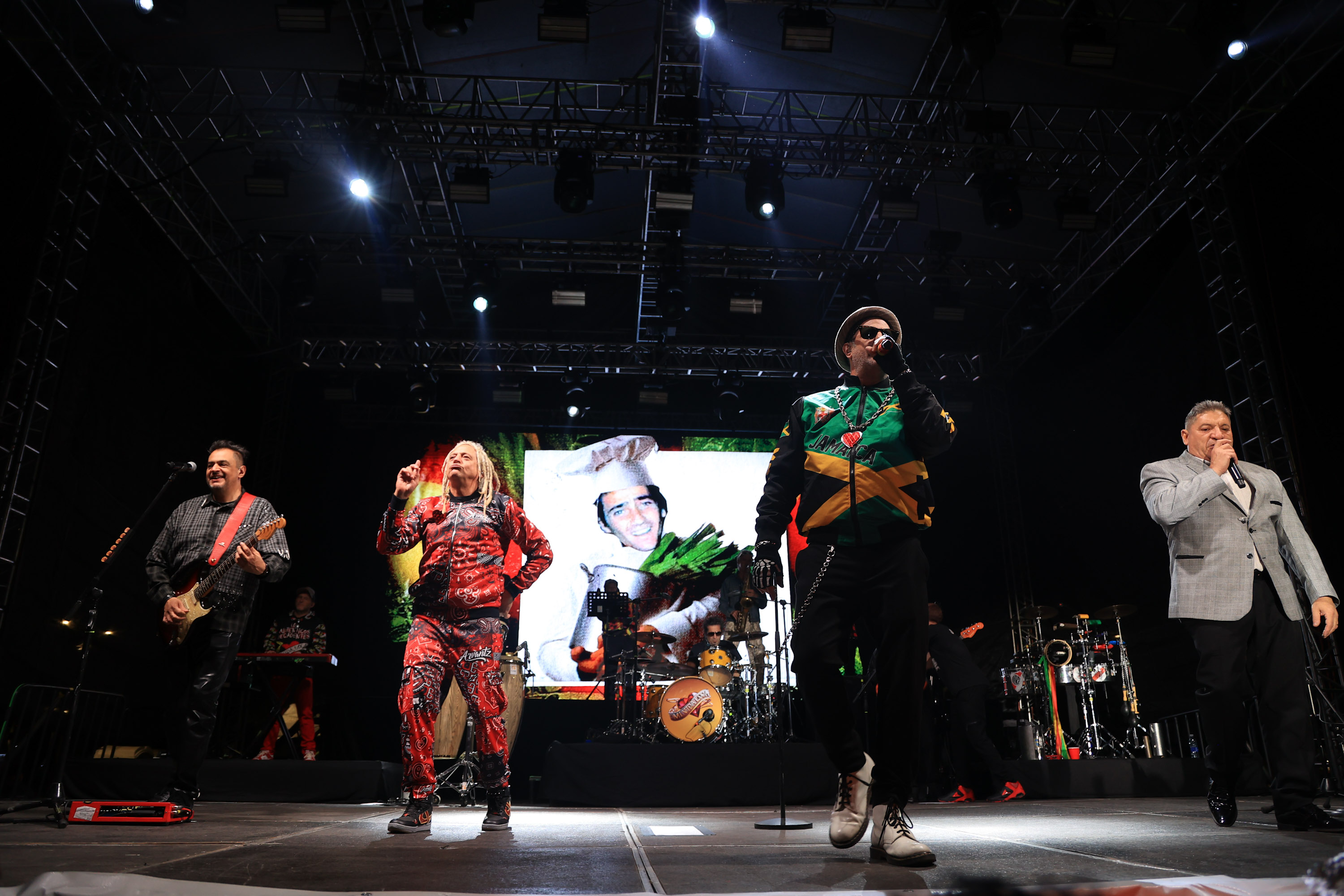 Los Auténticos Decadentes prendieron a los poblanos