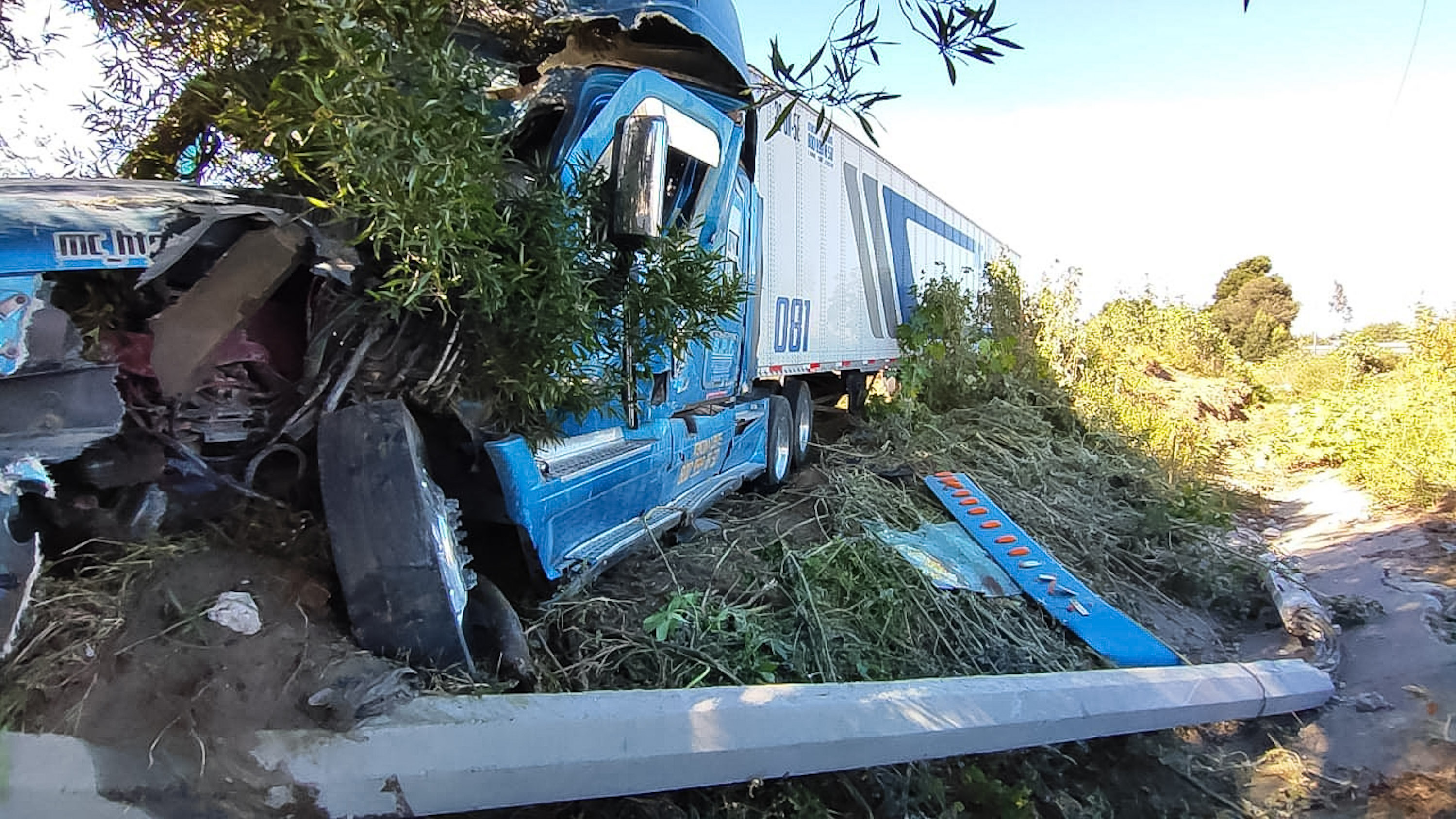 VIDEO Conductor de tractocamión sale del camino en Periférico Ecológico de Puebla