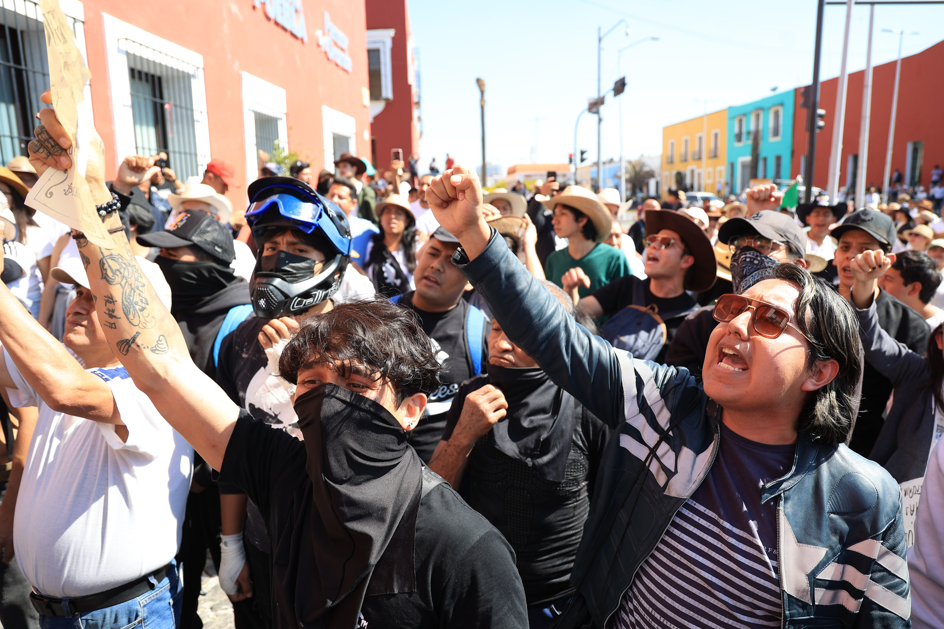 VIDEO Patrulla dañada y personas golpeadas, saldo de marcha en Puebla