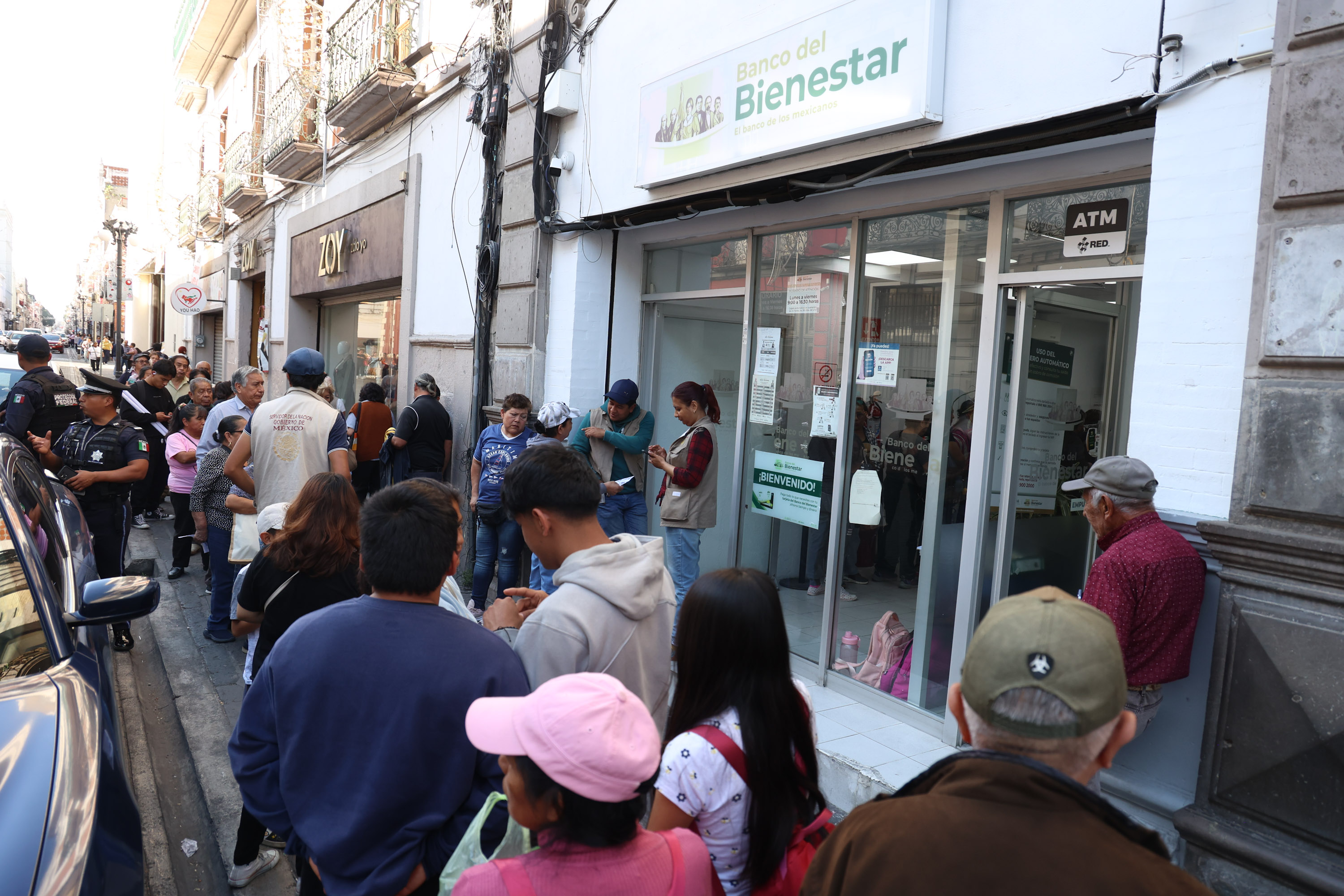 Poblanas reciben su pago de la Pensión Mujeres Bienestar