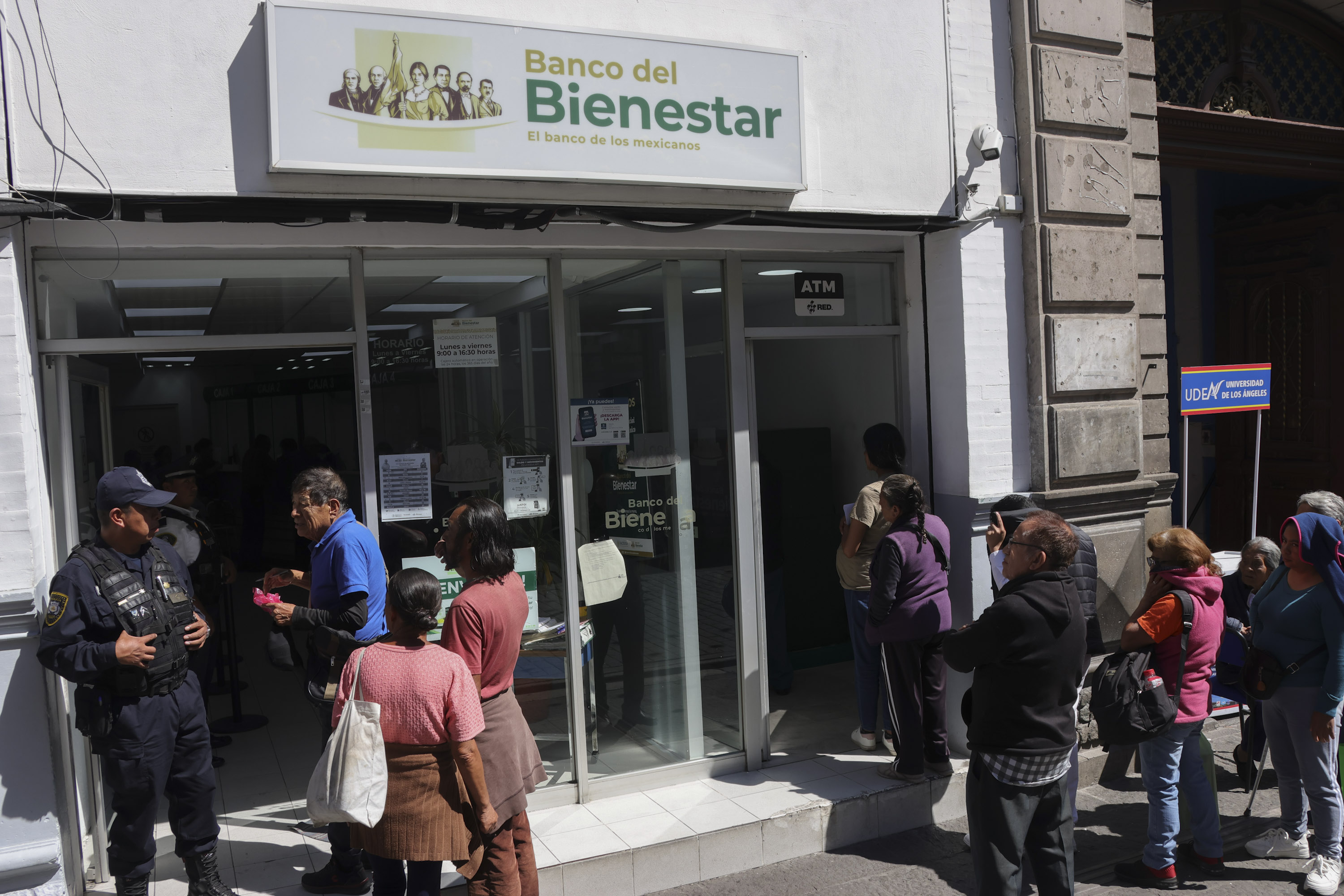 VIDEO Poblanos acuden desde este lunes al Banco del Bienestar