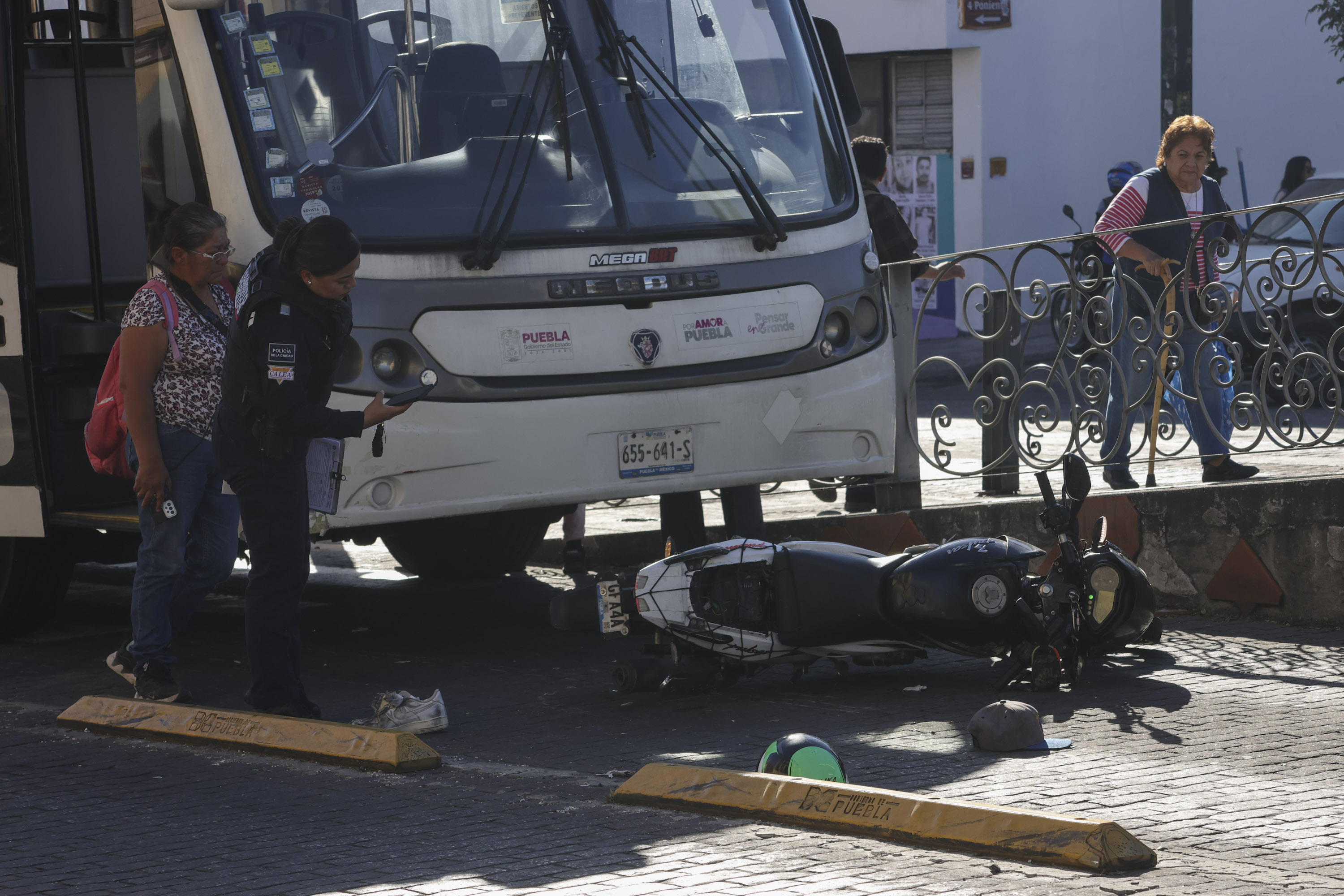 VIDEO Línea 2 de RUTA impacta a motociclista