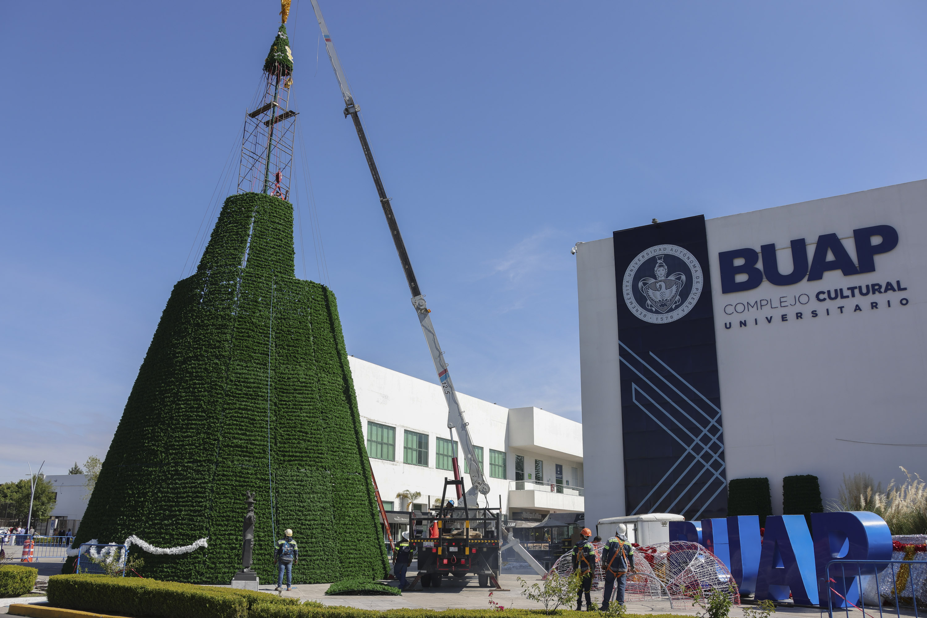 VIDEO Comienza instalación de Árbol de Navidad de la BUAP