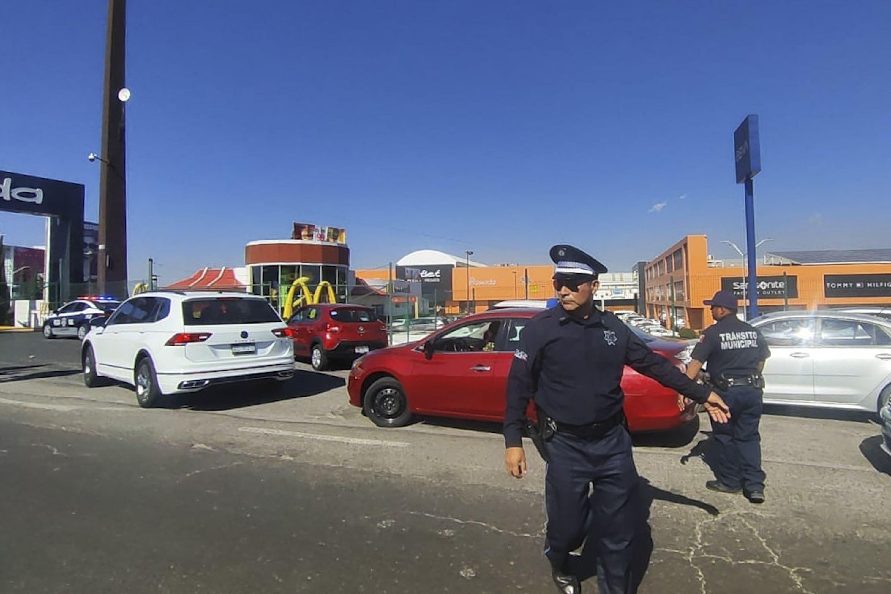 Estacionamiento del Outlet Puebla está abarrotado