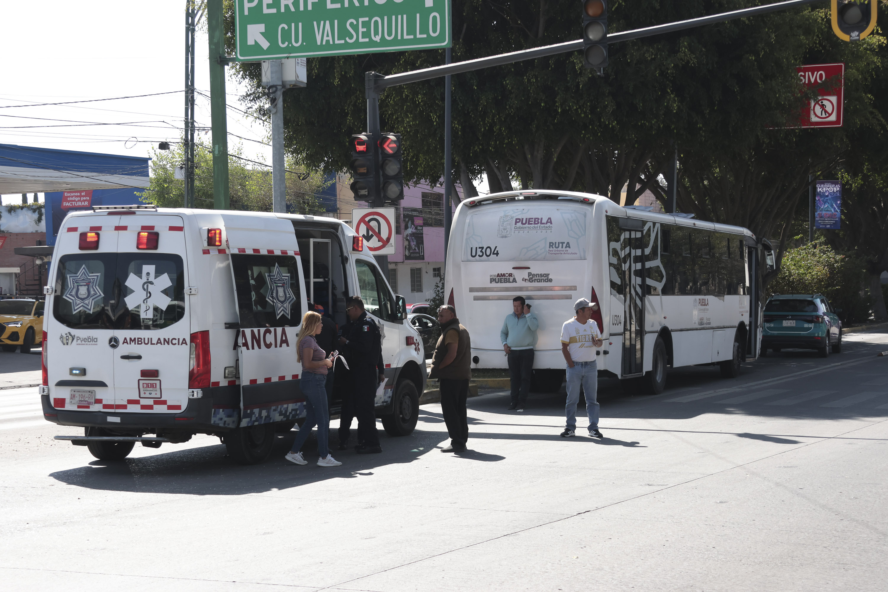 Se registra accidente entre Ruta Línea 2 y vehículo particular en Puebla