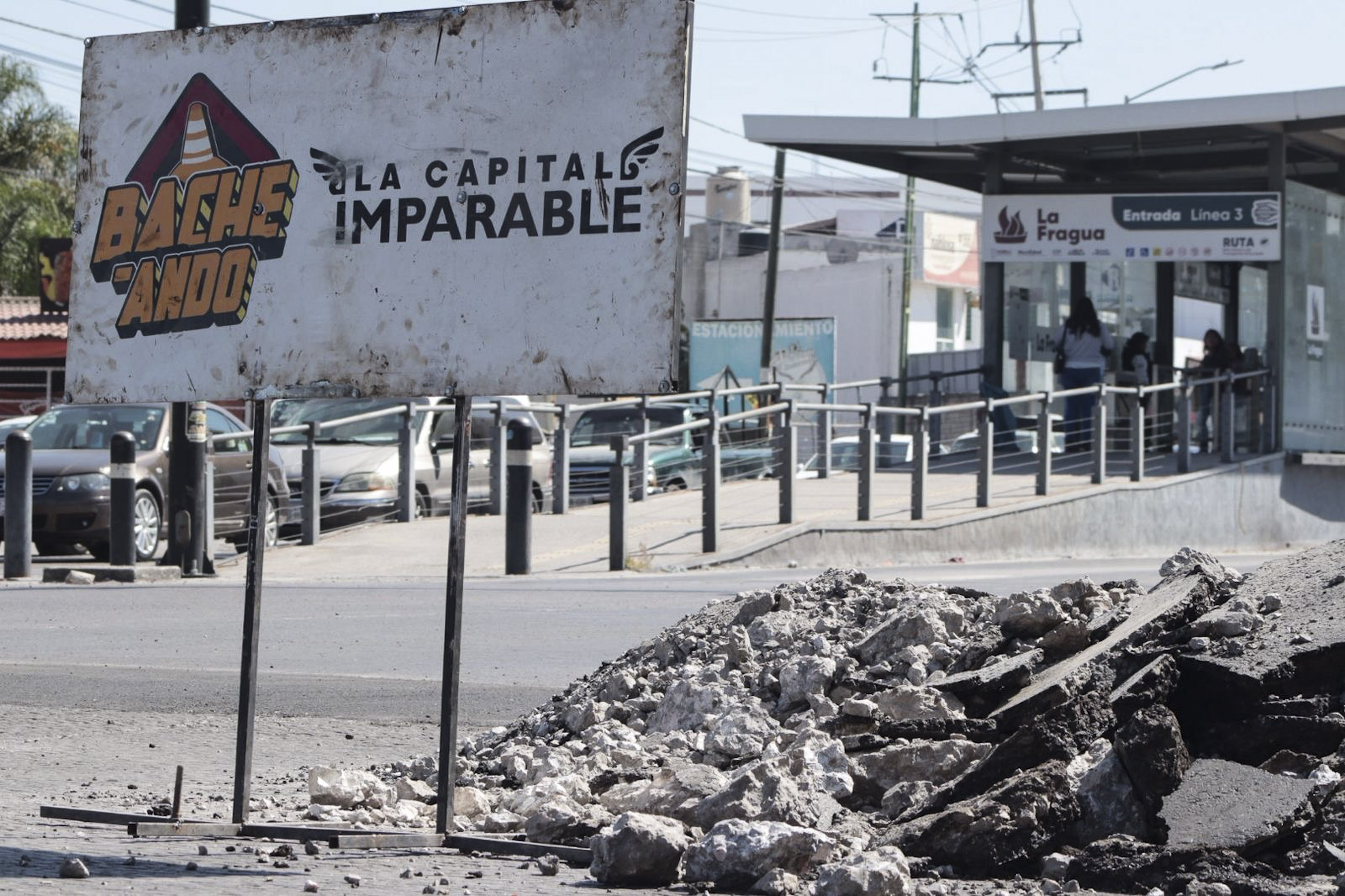 Realizan obras de bacheo en la 24 Sur y bulevar Valsequillo en Puebla