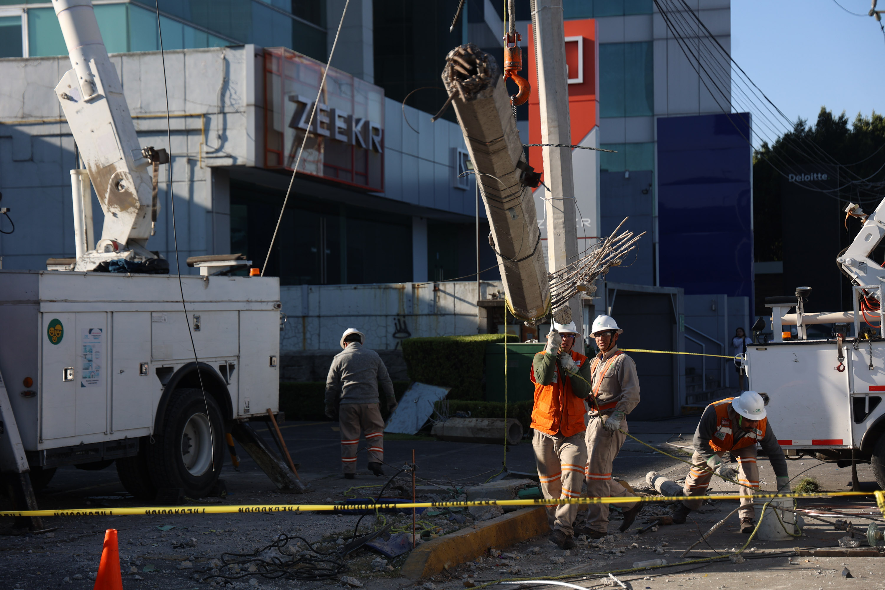 VIDEO Tras fatal accidente en Vía Atlixcáyotl  CFE atiende poste de luz dañando