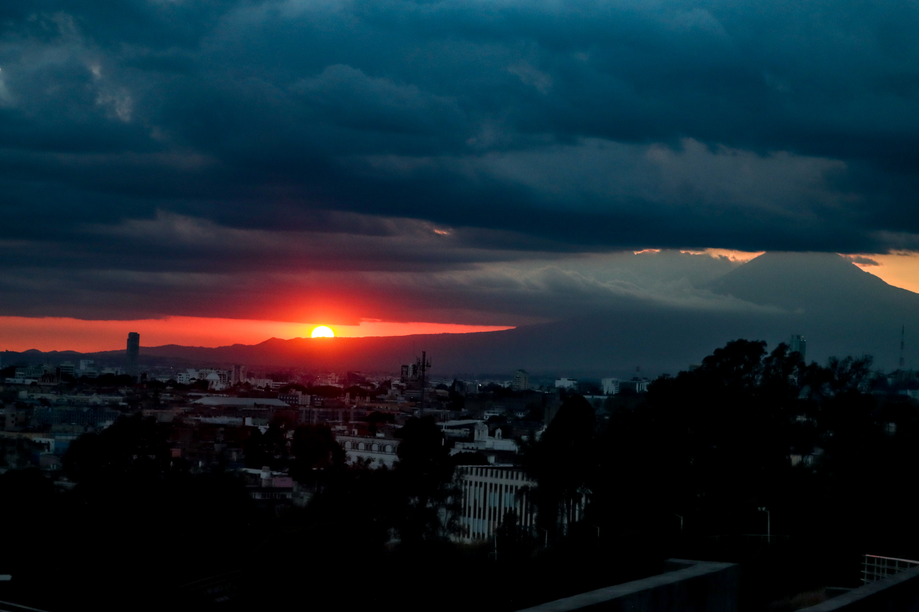 Se presenta atardecer en Puebla de un tono carmesí