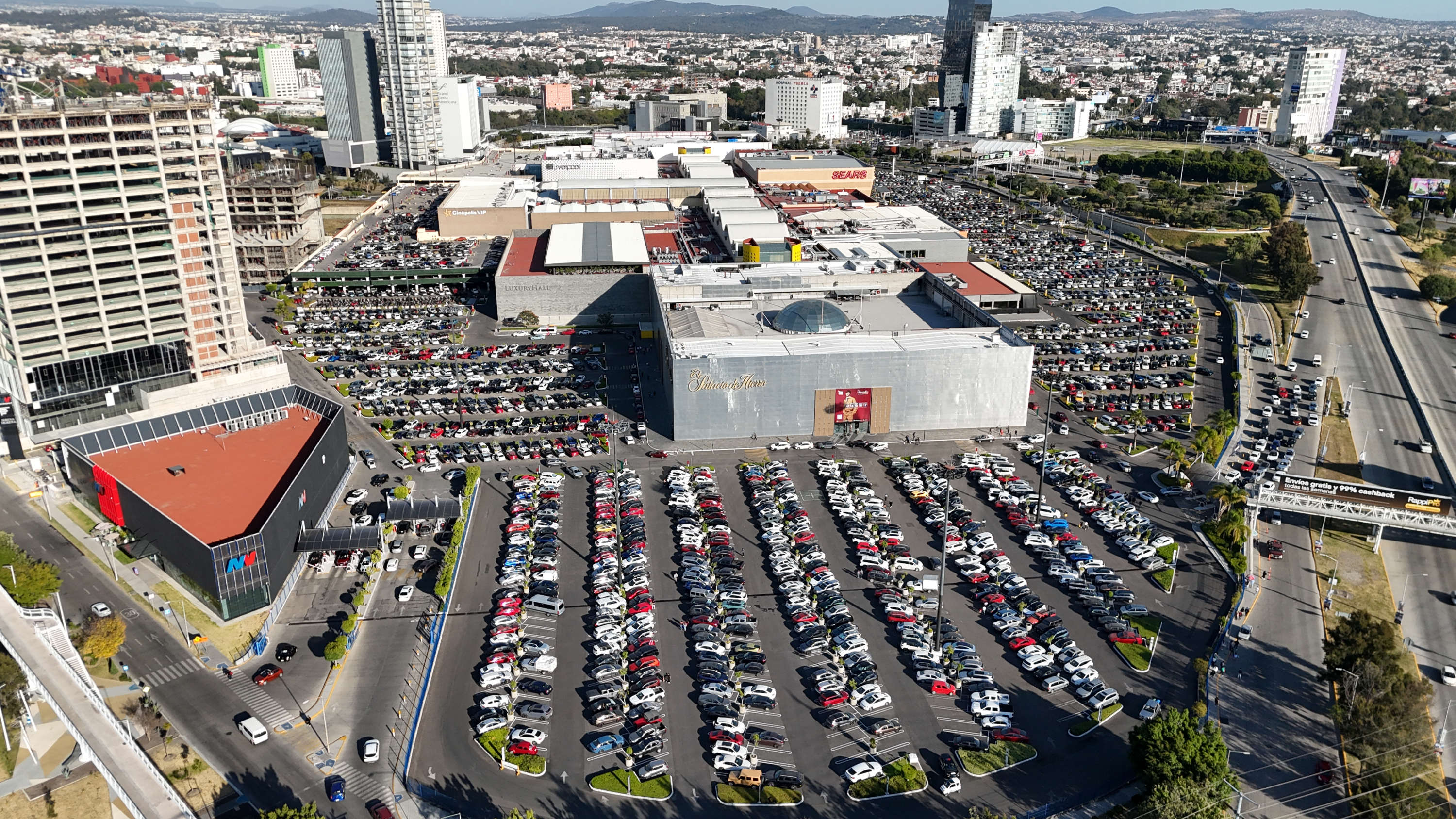 Lleno total en el estacionamiento de Angelópolis por El Buen Fin 2025