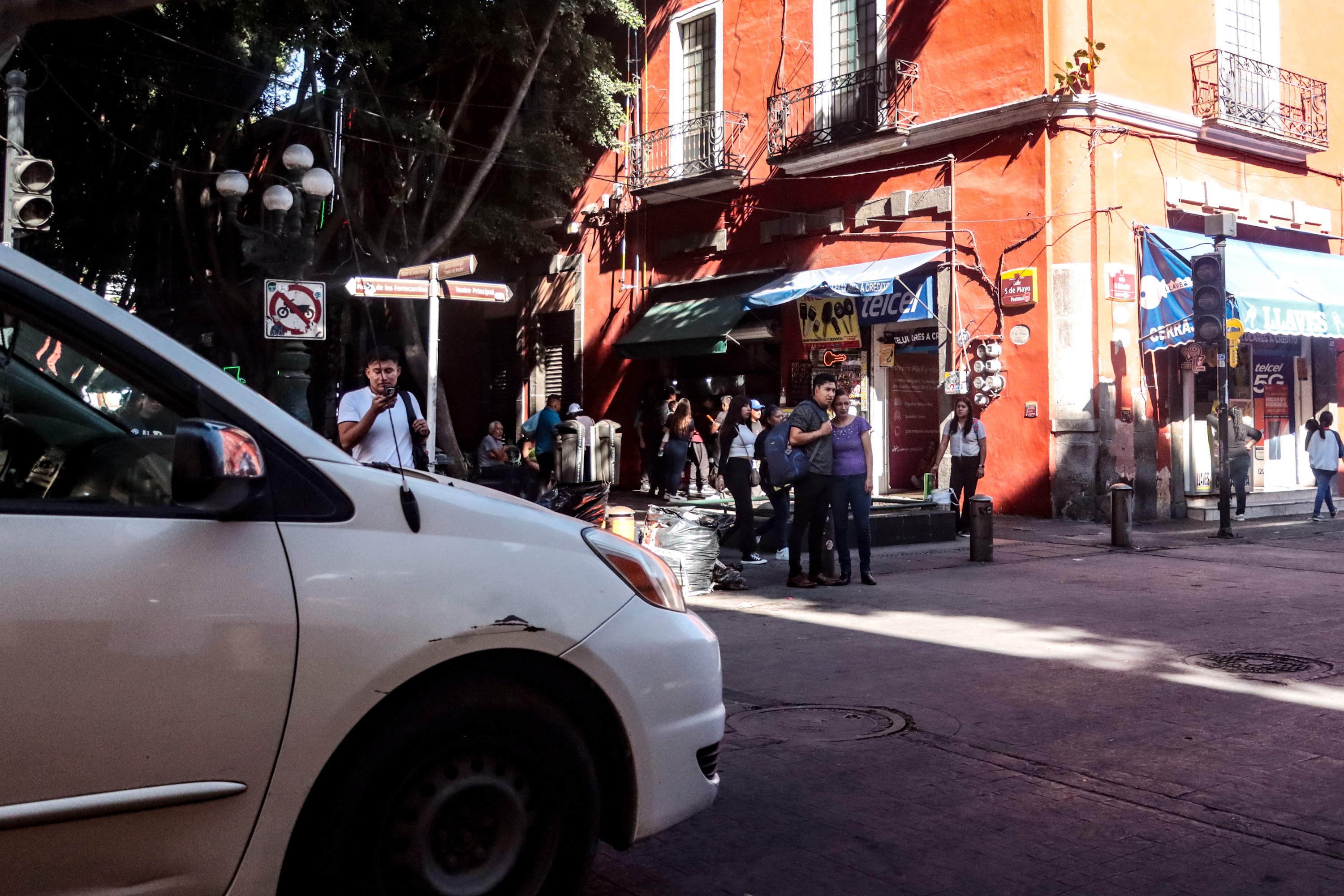 Semáforo descompuesto en la calle 8 Oriente en Puebla