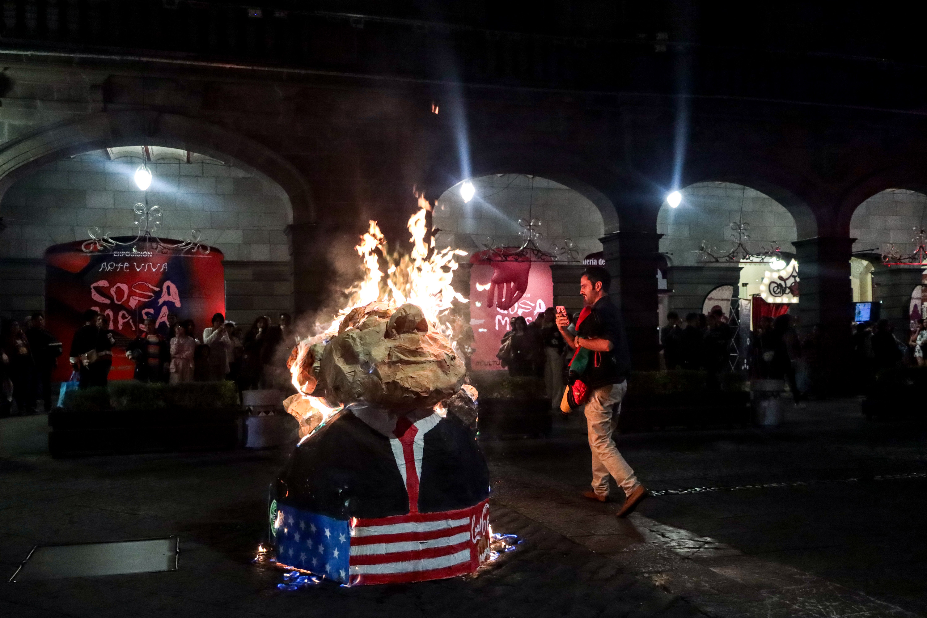 Prenden fuego a figura de cartón de Trump frente a Palacio Municipal de Puebla