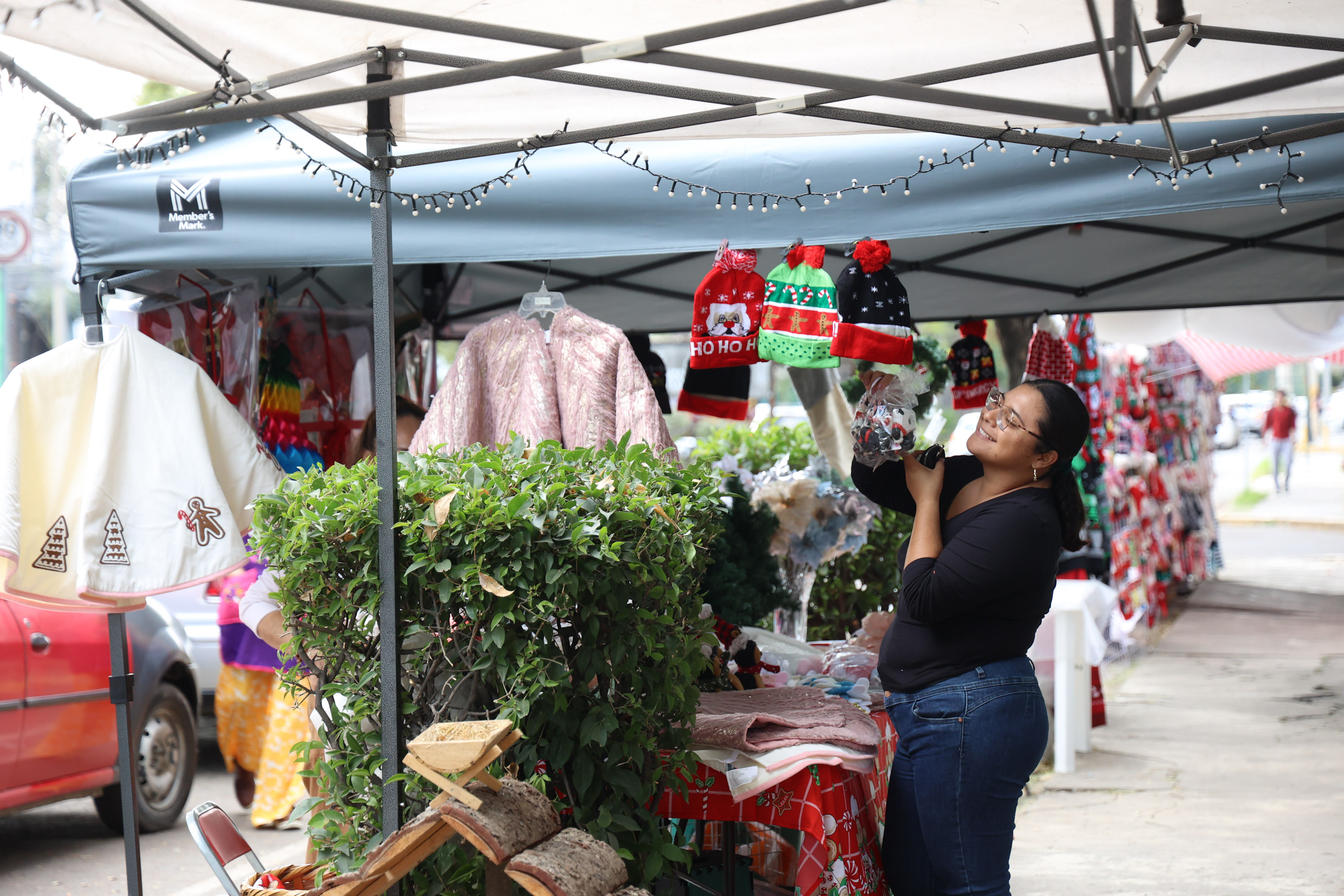 Comienza venta navideña en Puebla en el Parque Enrique Benítez Reyes