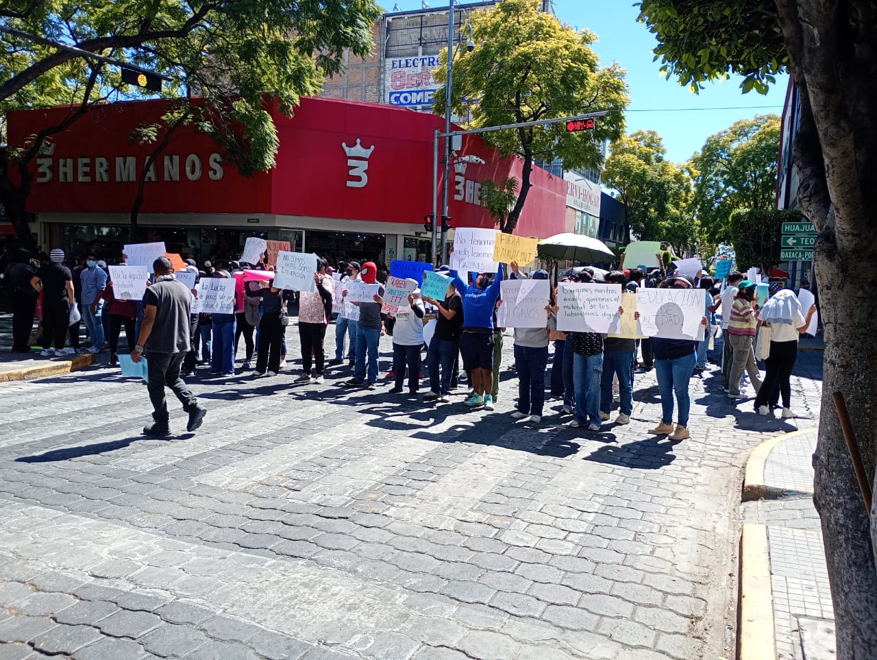 Estudiantes del Tecnológico de Tehuacán marchan contra clases en línea