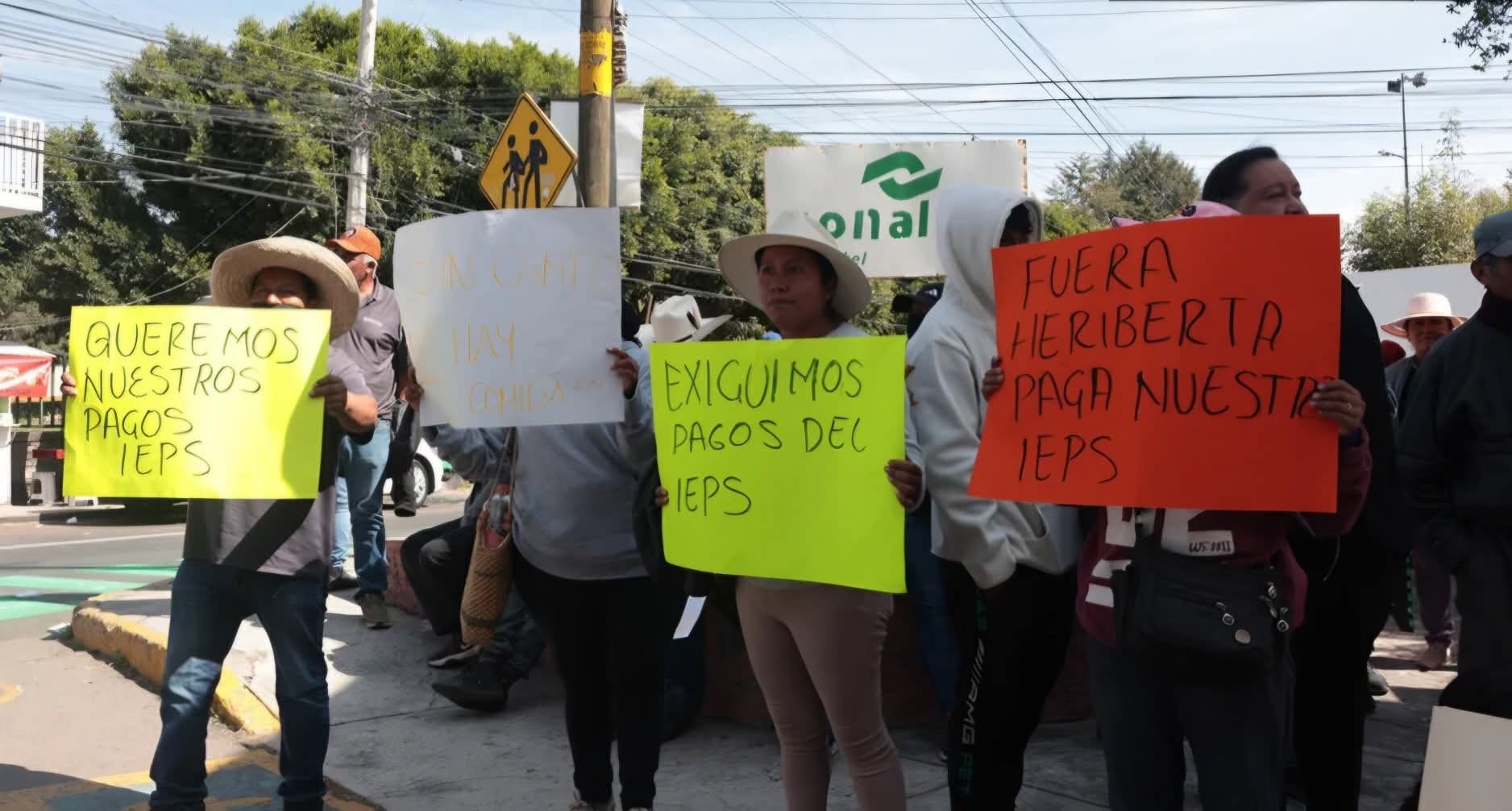 Bloquean campesinos oficinas del SAT en la Recta Cholula