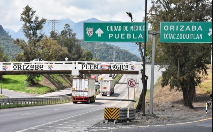 Capacitadores son retenidos en la carretera Puebla–Córdoba; suspender actividades