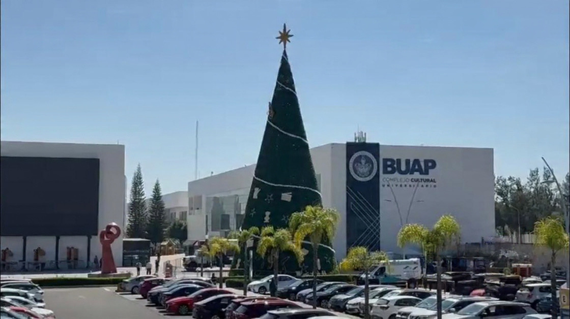 BUAP inicia montaje de árbol navideño para su encendido el 24 de noviembre 