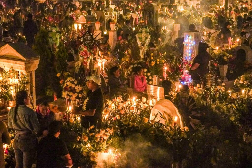 Con la Alumbrada, las almas de los difuntos llegan Mixquic en la Ciudad de México 
