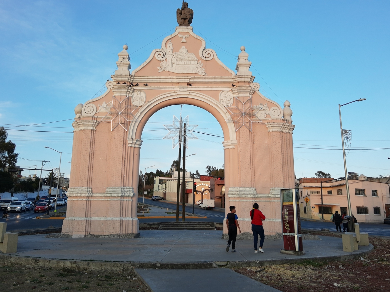 Trabajador cae del arco de la Calzada Zaragoza y se debate entre la vida y la muerte