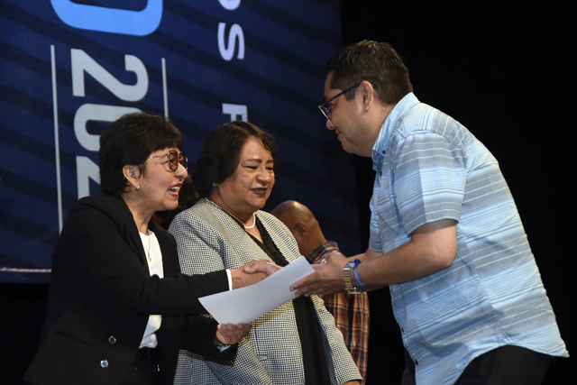 Rectora Cedillo entregó reconocimientos por antigüedad a 430 docentes y 248 administrativos