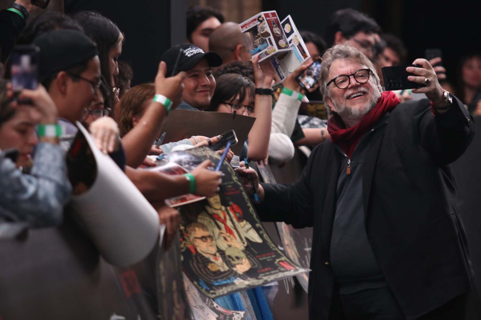 Guillermo Del Toro gustoso de saludar a los mexicanos, repartió fotos y abrazos 