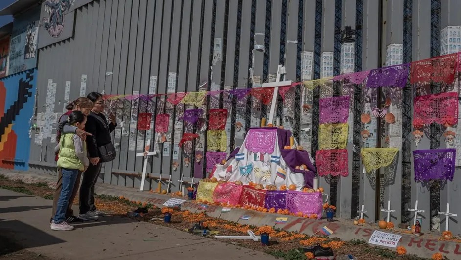 Flores, veladoras y zapatos, los elementos del Altar colocado en el muro fronterizo de Tijuana 