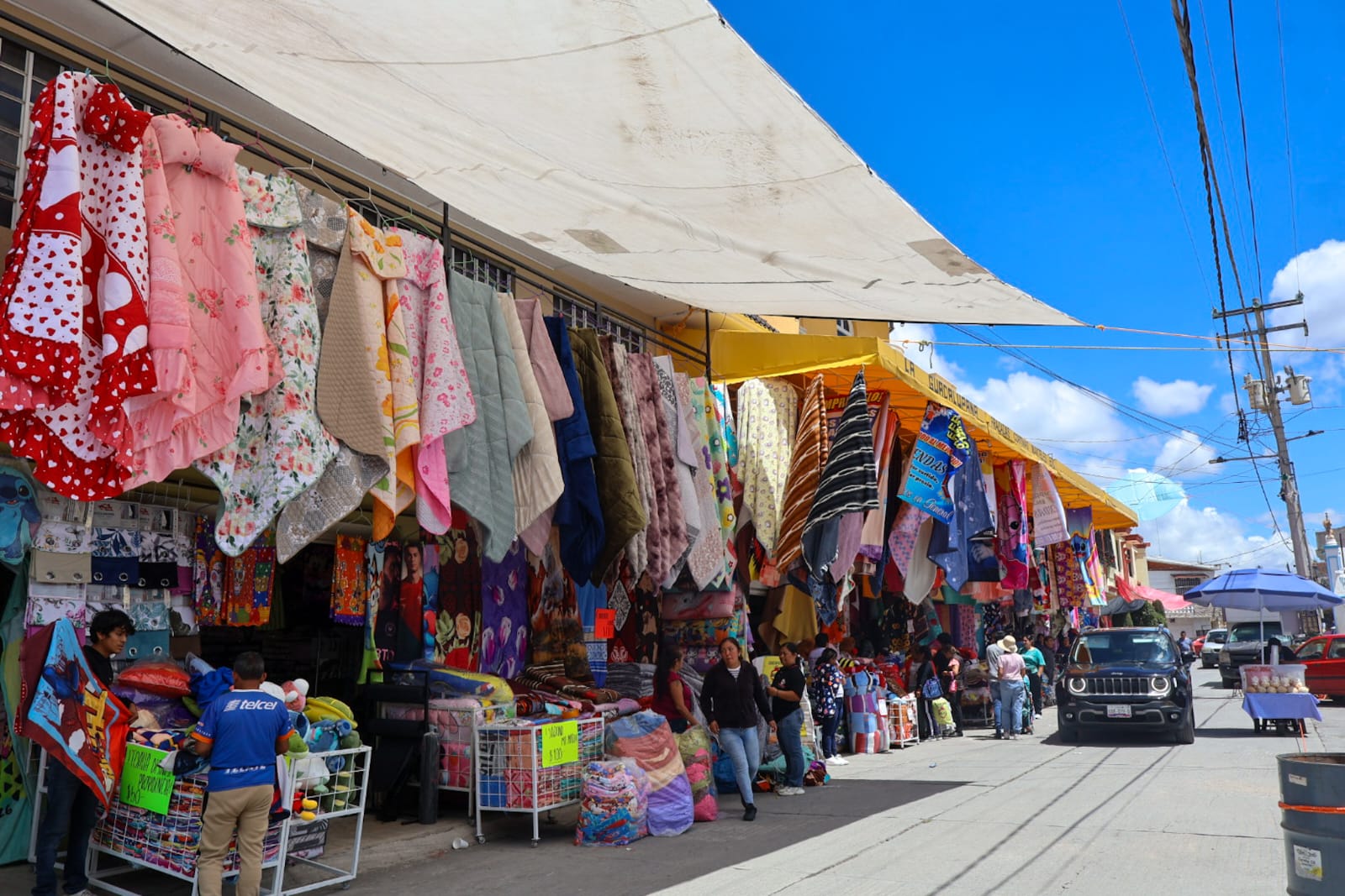 No te congeles, ven al tianguis de Chiautempan aquí encontrarás cobijas, suéteres y prendas abrigadoras